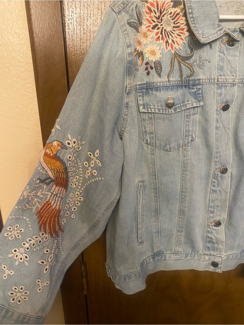Johnny Was Light Blue Embroidered Denim Jacket with Floral & Bird Designs XL - Picture 2 of 6